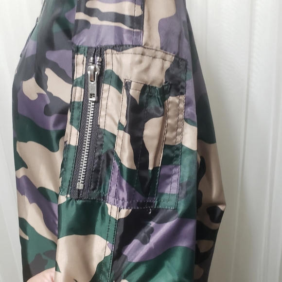UO+ Silence & Noise NWT Sz M Rita Camo Bomber Jacket - Picture 6 of 14